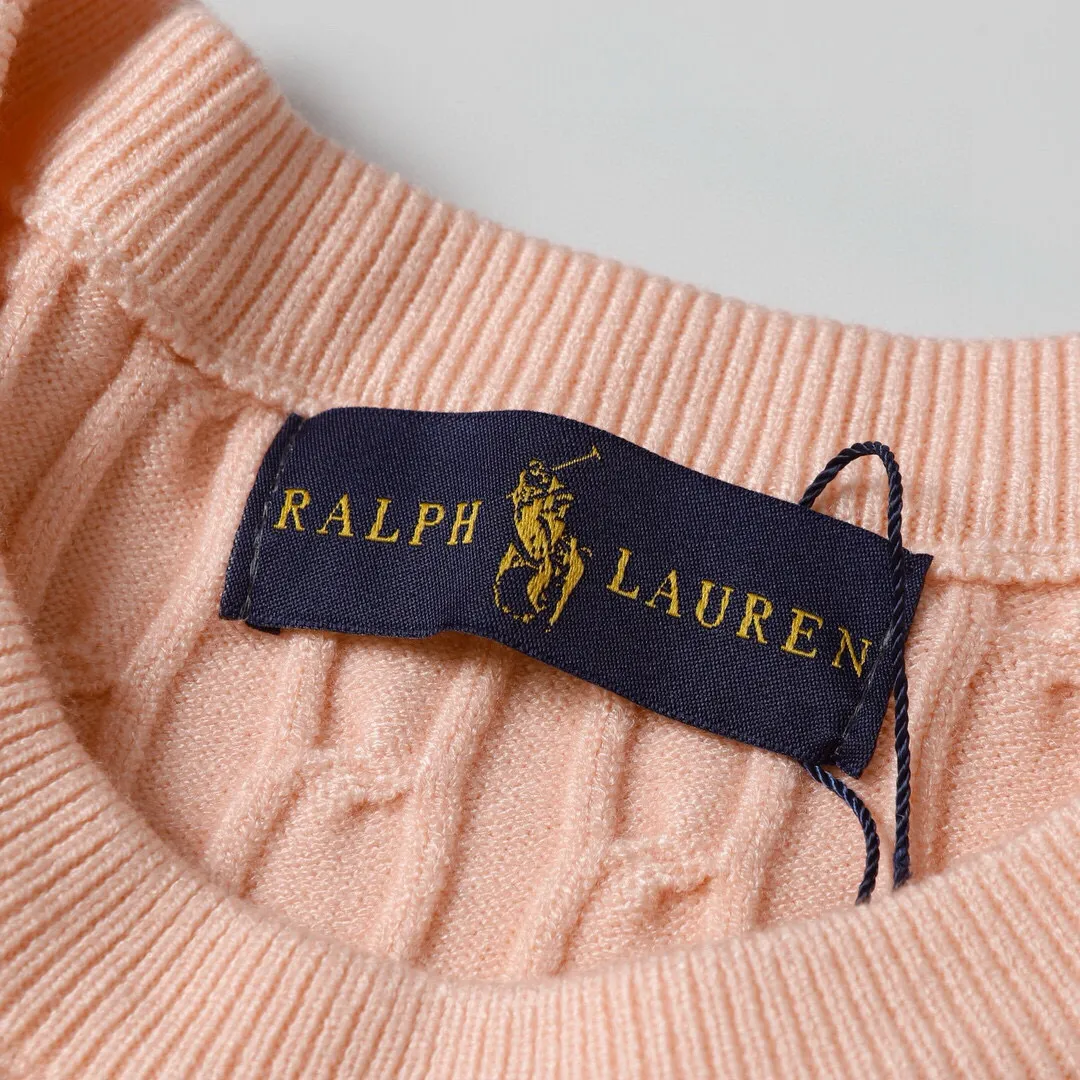 P186 Style No.: 601 -Ralph Lauren RL classic war horse logo embroidered pullover long-sleeved sweater on the chest -The item is made of custom-dyed and custom-spun yarn, purchased from the original version. A full set of customized accessories. Details determine success or failure. Heavy new autumn and winter product. High weight. Soft and delicate. The upper body effect is very nice. Loose fit. Women's model. -Color: white, gray, navy blue, red, khaki, blue, pink. -Sizes: S / M/ Ｌ S size 80-100 jins, M size 100-120 jins, Large size 120-135 jins